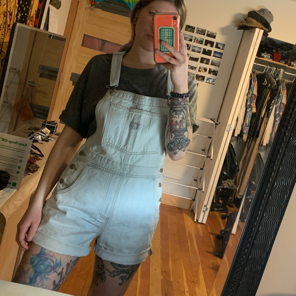 Light wash Levi’s denim overall shorts